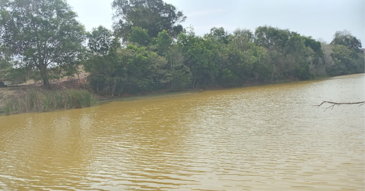 Lagoa de enseada azul: Meaípe, Guarapari/ES; água barrenta e mau-cheiro