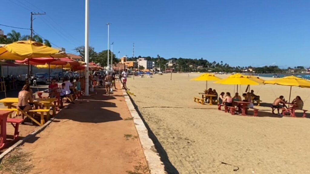 Meaípe: A Encantadora Vila de Pescadores em Guarapari 2 Domingo de muito sol na Praia de Meaípe, Guarapari - ES