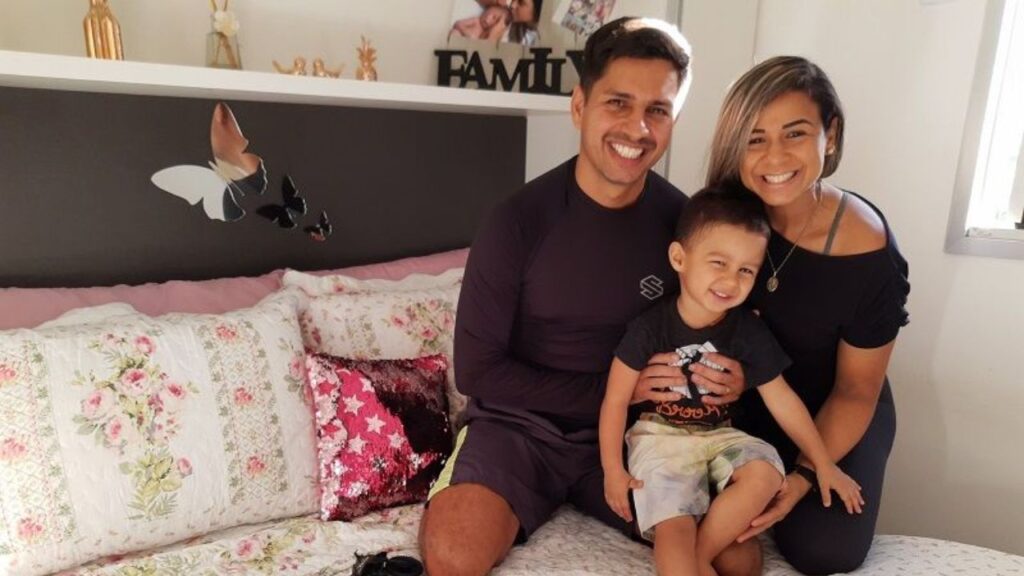 Casal de policiais faz sucesso ao mostrar rotina em casa