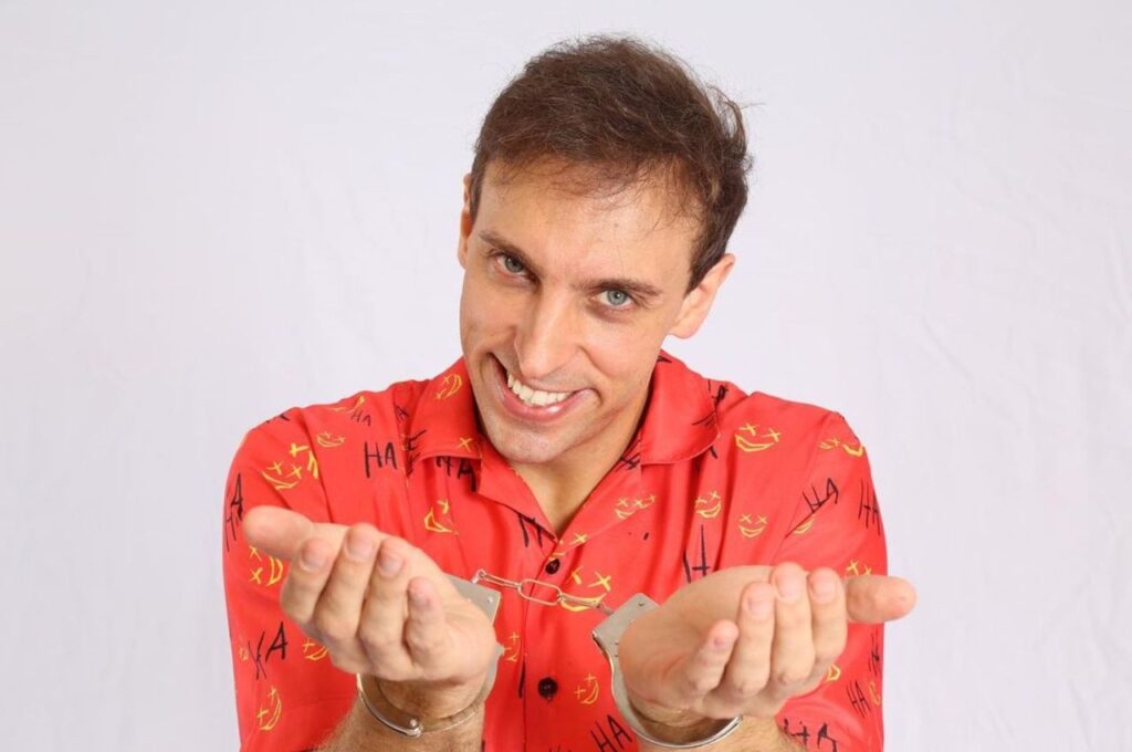 show de Léo Lins em Guarapari no Lua Azul
