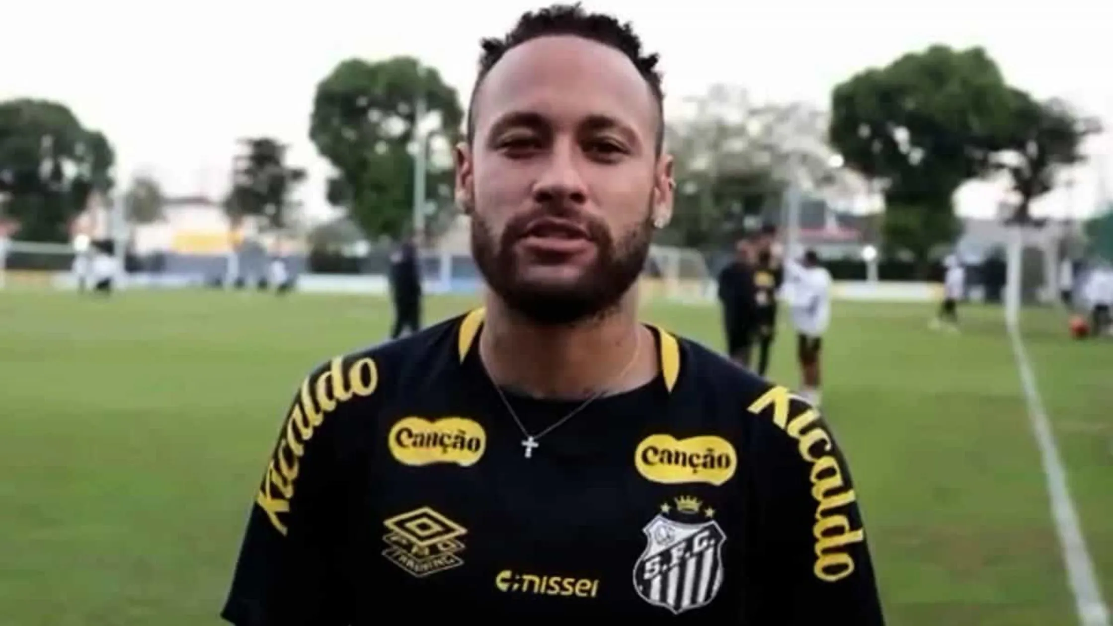 neymar em campo com a camisa do santos antes de amistoso no estádio kleber andrade