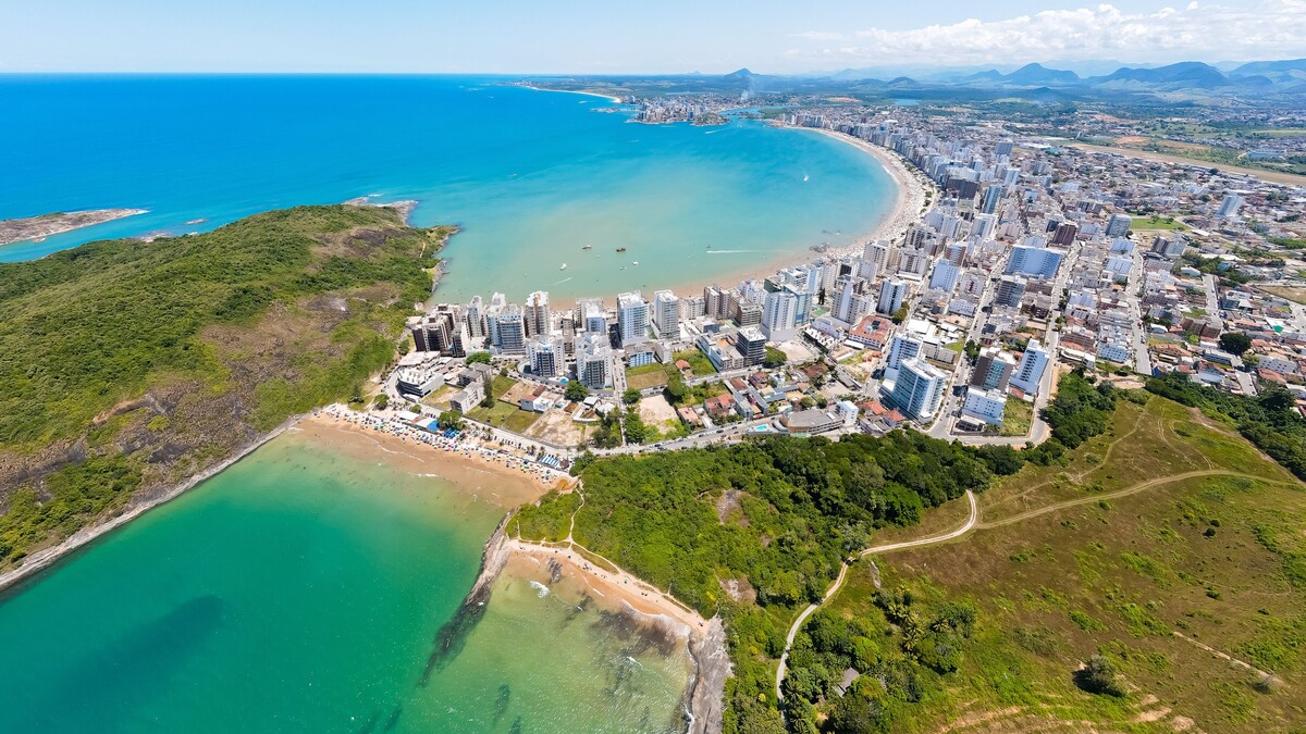Vista panorâmica das praias e da área urbana de Guarapari no Espírito Santo