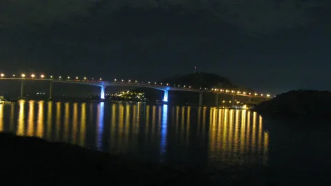Terceira Ponte iluminada à noite entre Vitória e Vila Velha