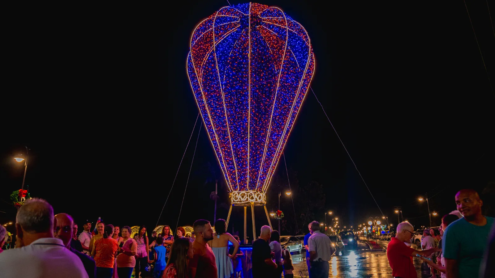 Balão iluminado e visitantes à noite na Avenida dos Apaixonados, em Buenos Aires, Guarapari