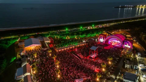 Vista aérea de evento no Brava Beach Club, em Guarapari