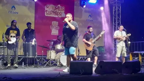 Cantor Elias Miúdo se apresenta com banda de pagode em palco em Guarapari