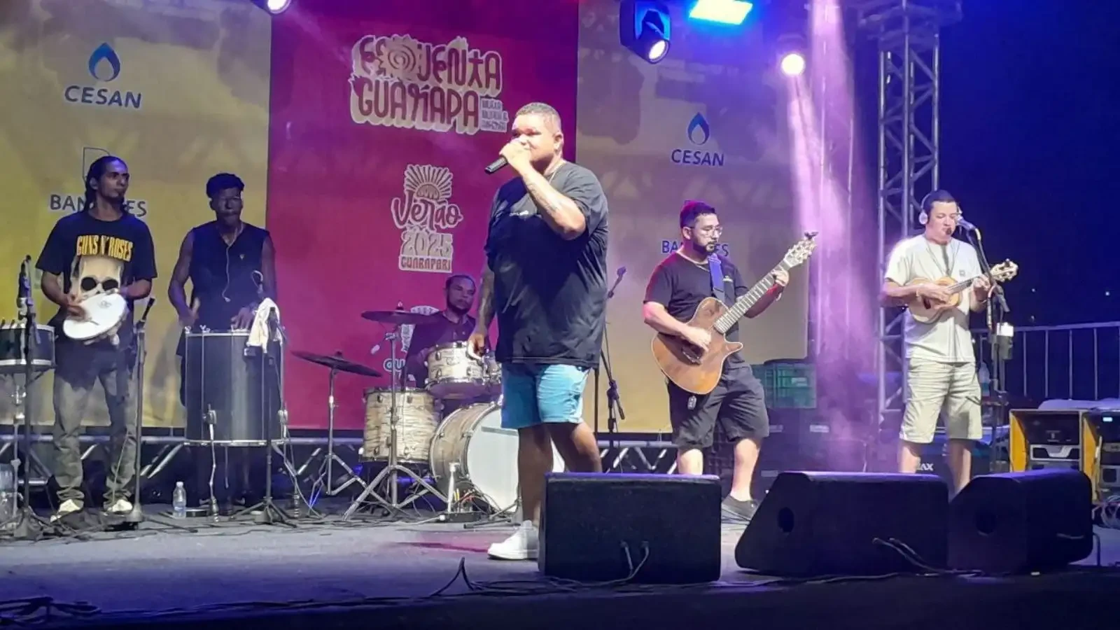 Cantor Elias Miúdo se apresenta com banda de pagode em palco em Guarapari