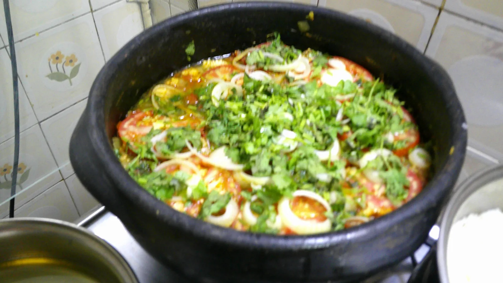 Moqueca capixaba feita na panela de barro
