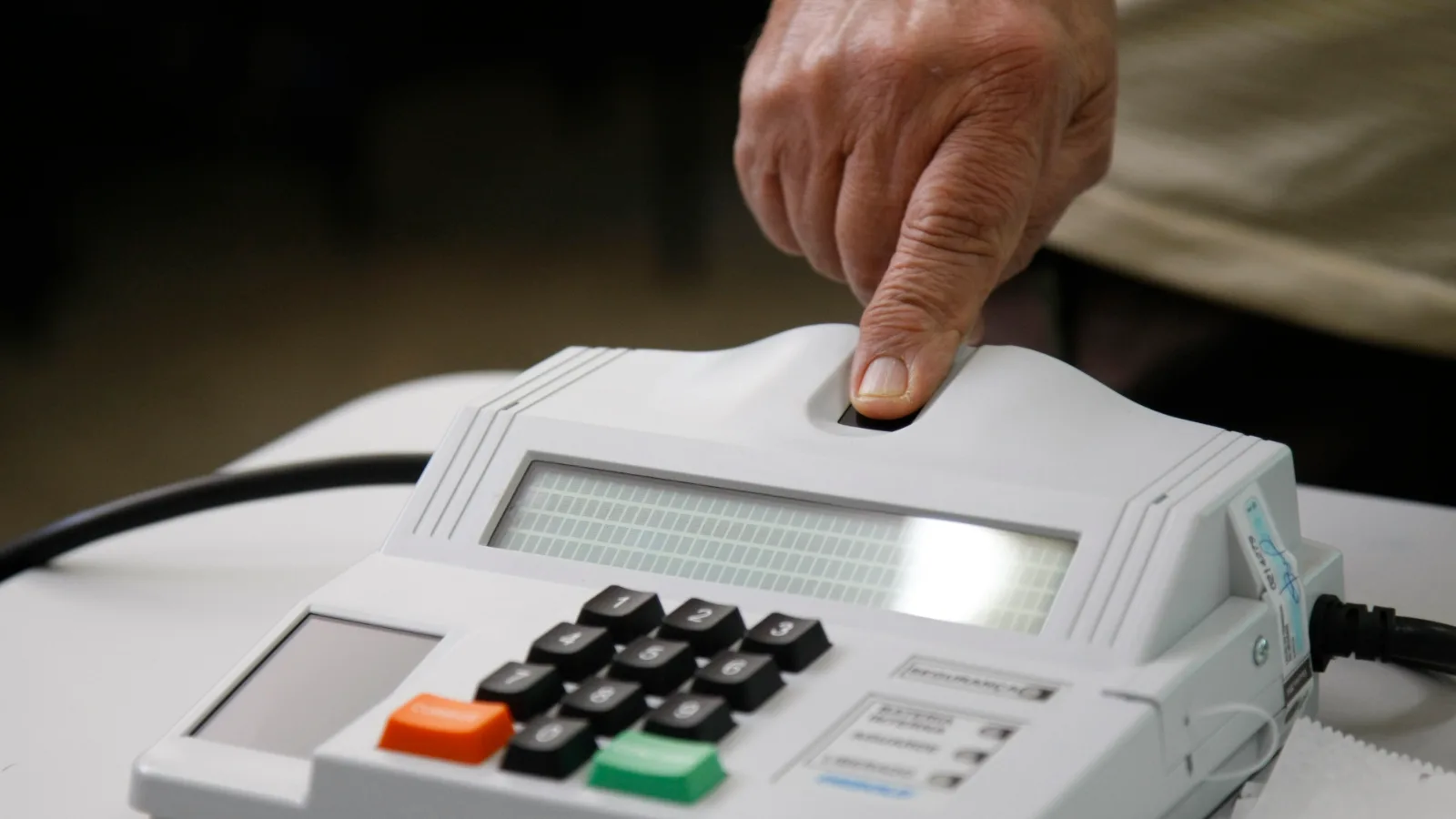 Eleitor vota no 1º turno das Eleições 2014, em Brasília; imagem ilustrativa da matéria sobre locais de votação em Alegre