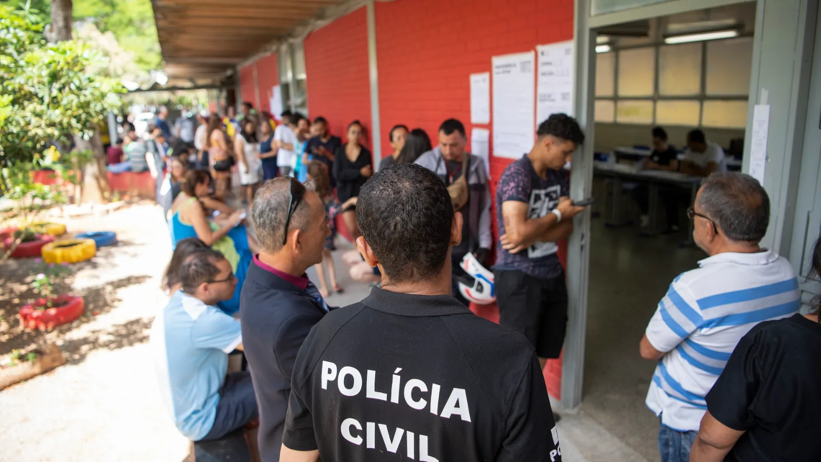 Movimento em local de votação no 2º turno de 2022, no Gama (DF); imagem ilustrativa da matéria sobre locais de votação em Barra de São Francisco