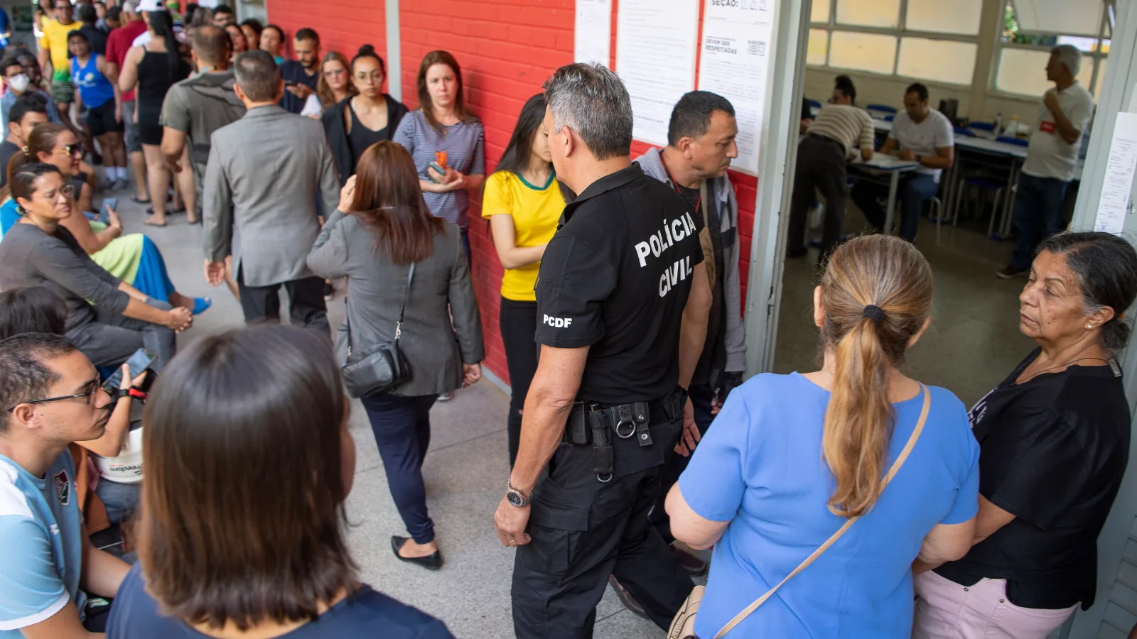 Movimento em local de votação no 2º turno de 2022, no Gama (DF); imagem ilustrativa da matéria sobre locais de votação em Santa Maria de Jetibá
