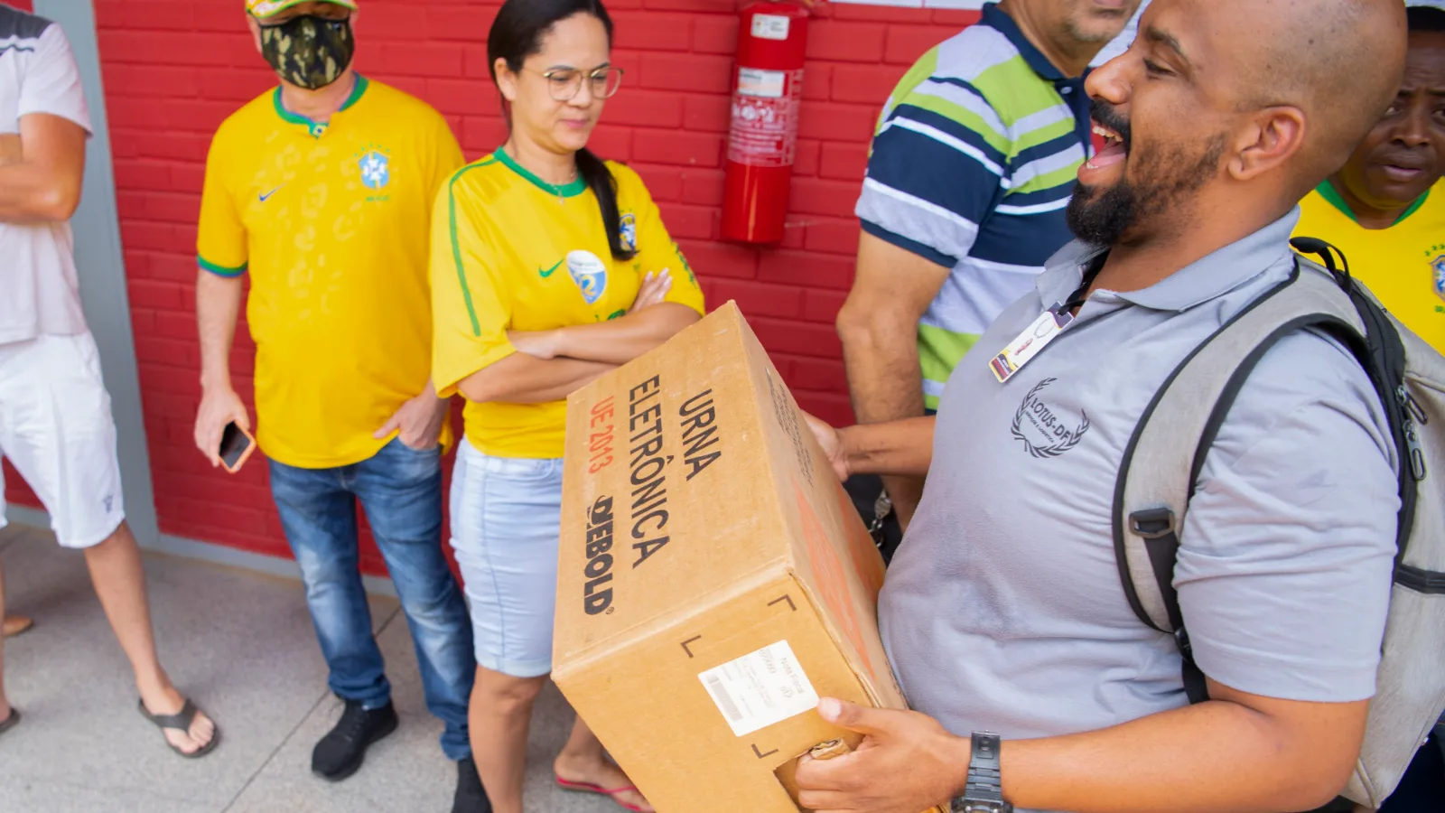 Urna eletrônica recolhida após a votação do 2º turno de 2022, no Gama (DF); imagem ilustrativa da matéria sobre locais de votação em Sooretama
