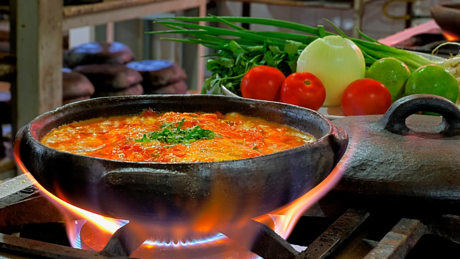 Moqueca capixaba borbulhando na panela de barro