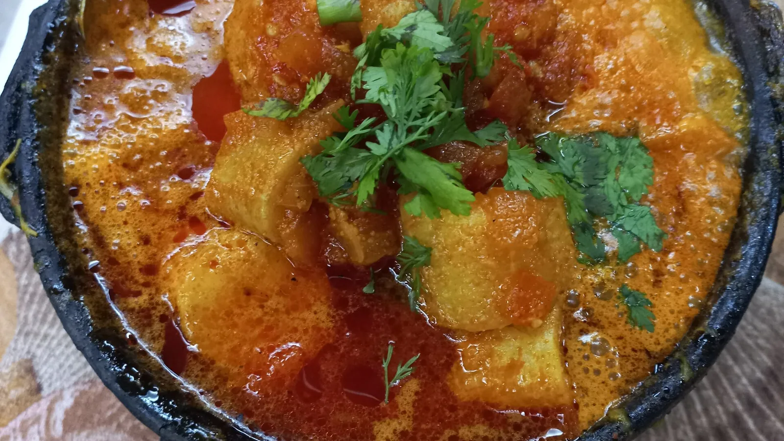 Moqueca de banana servida na panela de barro, em Vitória
