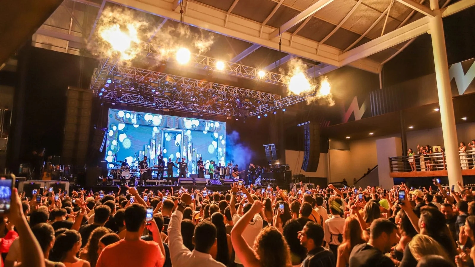 Agenda de shows em Guarapari: verão 2027, atrações confirmadas e onde acontecem 1 Público com celulares erguidos durante show em casa de eventos de Guarapari