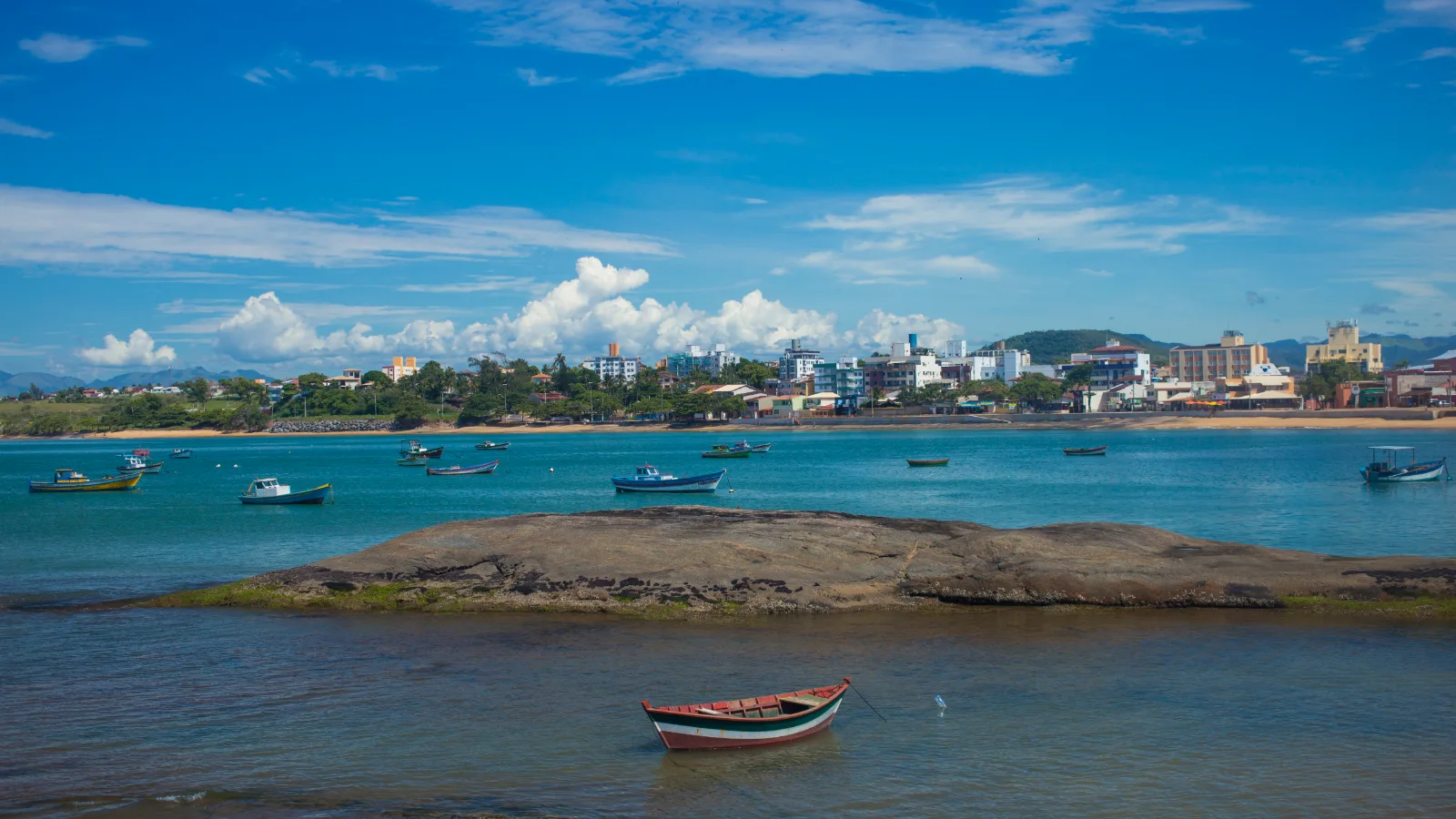 Agenda de domingo (18): Guarapari Music Festival encerra com Casaca e Grande Vitória tem dança, samba e programação infantil 1 Barcos na Praia de Meaípe, em Guarapari, em dia de sol