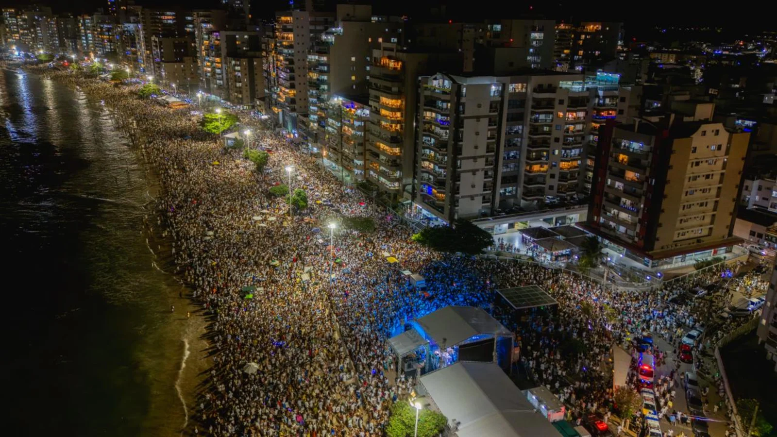 Vista aérea da orla da Praia do Morro tomada pelo público durante o Réveillon