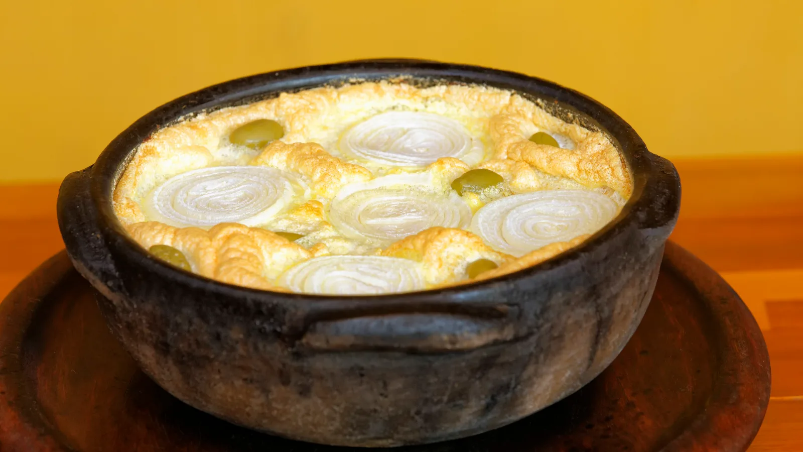 Receita de frigideira de siri capixaba: siri desfiado com ovos na panela de barro