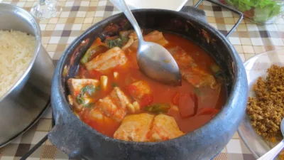 Moqueca capixaba na panela de barro, prato típico do Espírito Santo