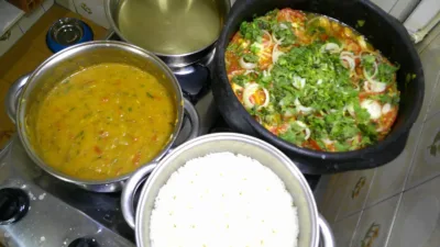 Moqueca capixaba servida com pirão e arroz