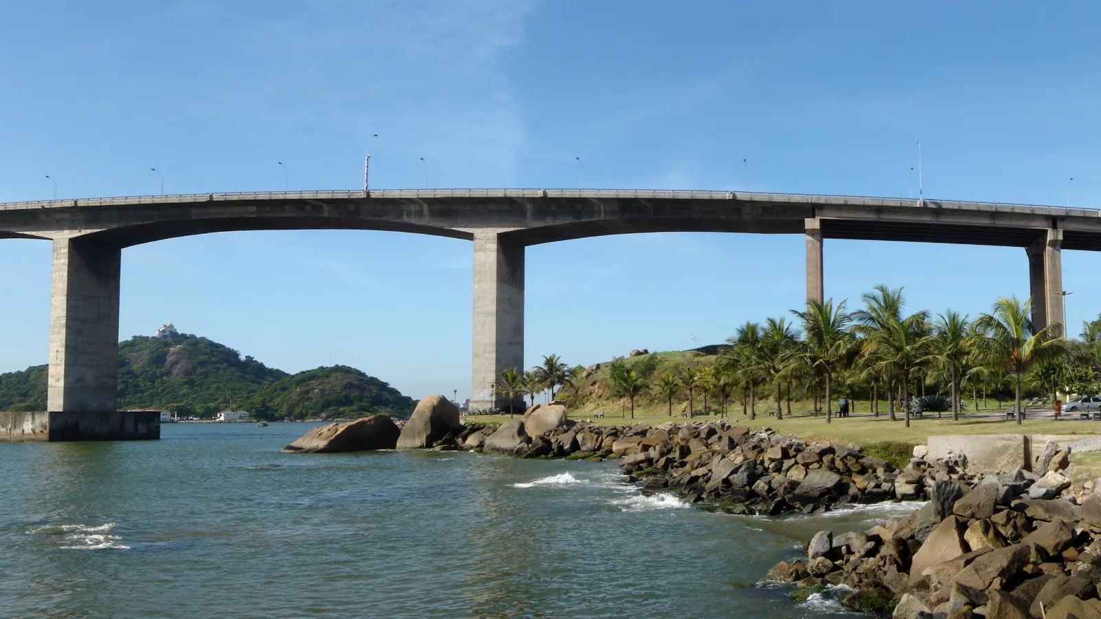 Terceira Ponte ligando Vitória e Vila Velha sobre a baía