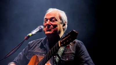 Toquinho canta e toca violão em show