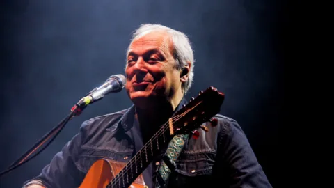 Toquinho canta e toca violão em show