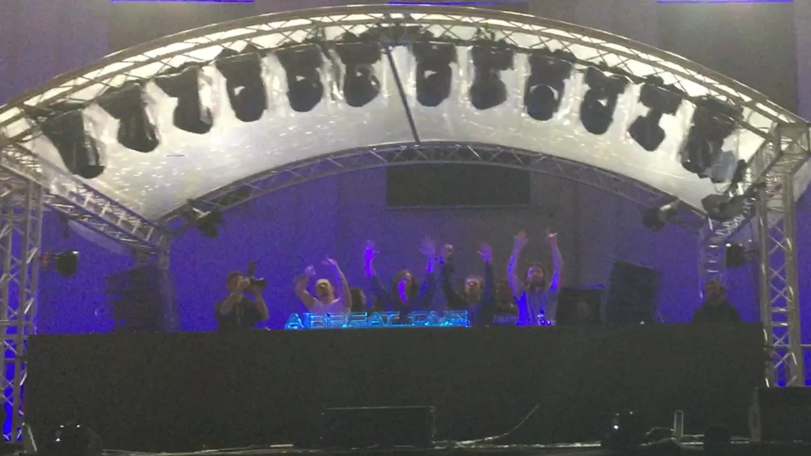 Vini Vici se apresenta em palco de festival de música eletrônica