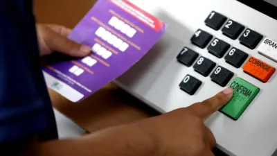 Urna eletrônica apresentada pelo TSE; imagem da matéria sobre a zona eleitoral de Anchieta