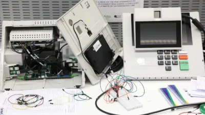 Interior de uma urna eletrônica, apresentado pelo TSE; imagem da matéria sobre a zona eleitoral de Colatina