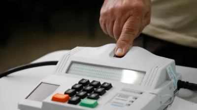 Eleitor vota no 1º turno das Eleições 2014, em Brasília; imagem da matéria sobre a zona eleitoral de Nova Venécia