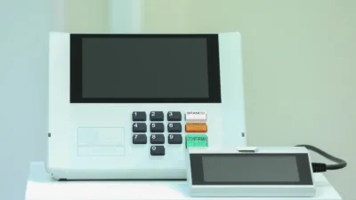 Urna eletrônica modelo UE2020, usada pela Justiça Eleitoral; imagem da matéria sobre a zona eleitoral de Venda Nova do Imigrante
