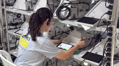 Servidora da Justiça Eleitoral prepara urnas eletrônicas para as Eleições 2026 no Espírito Santo